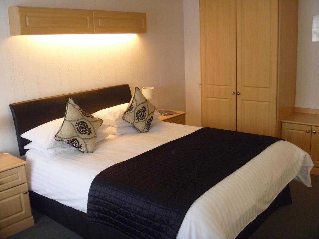 Deanwater Hotel Wilmslow Bagian luar foto