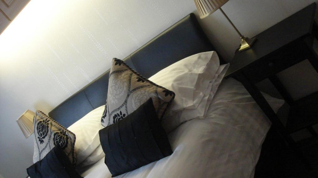 Deanwater Hotel Wilmslow Bagian luar foto